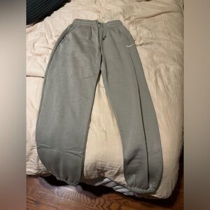Women’s Nike sweatpants BRAND NEW WITH TAG